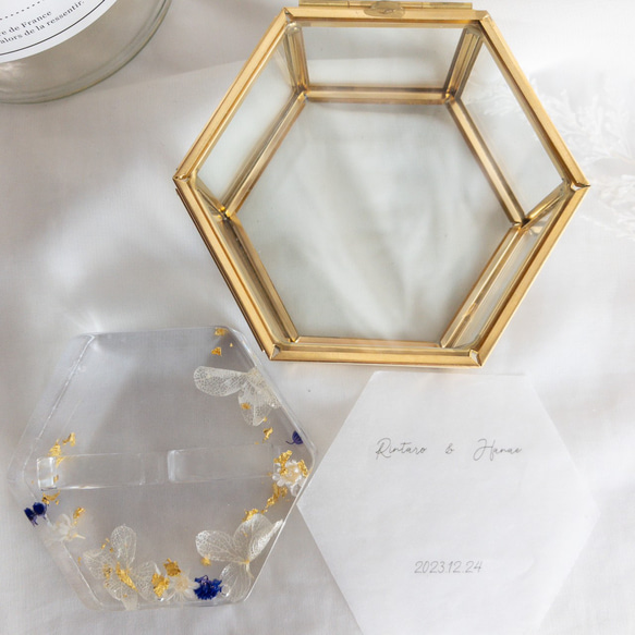 白紫陽花と青いかすみ草の金箔レジンリングピロー×ゴールドガラスケース 8枚目の画像