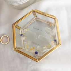 白紫陽花と青いかすみ草の金箔レジンリングピロー×ゴールドガラスケース 5枚目の画像