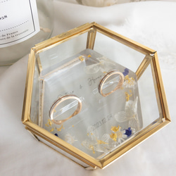 白紫陽花と青いかすみ草の金箔レジンリングピロー×ゴールドガラスケース 7枚目の画像