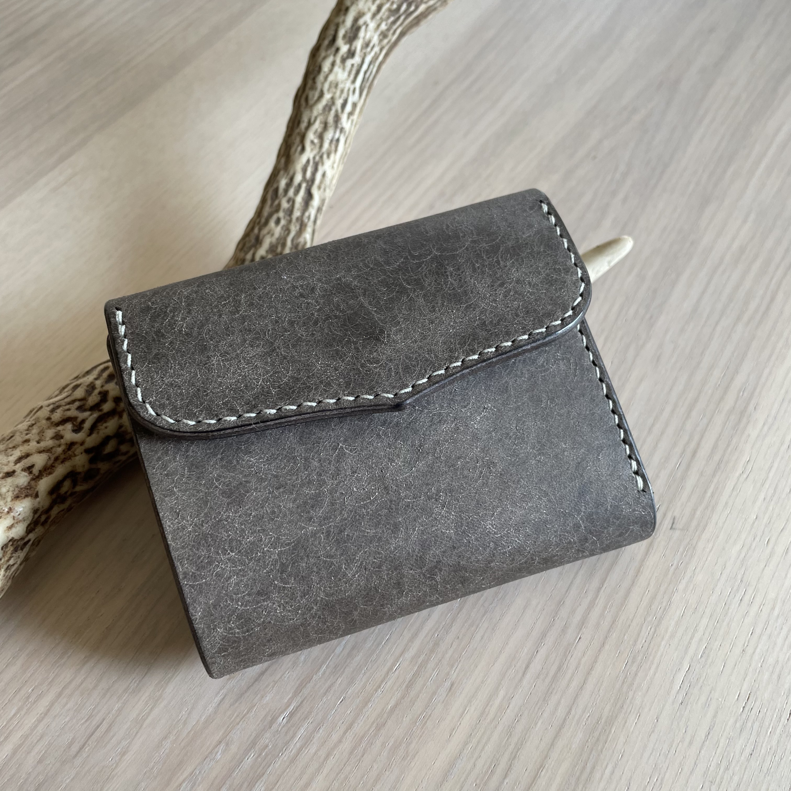 コンパクトウォレット三つ折り財布　革財布