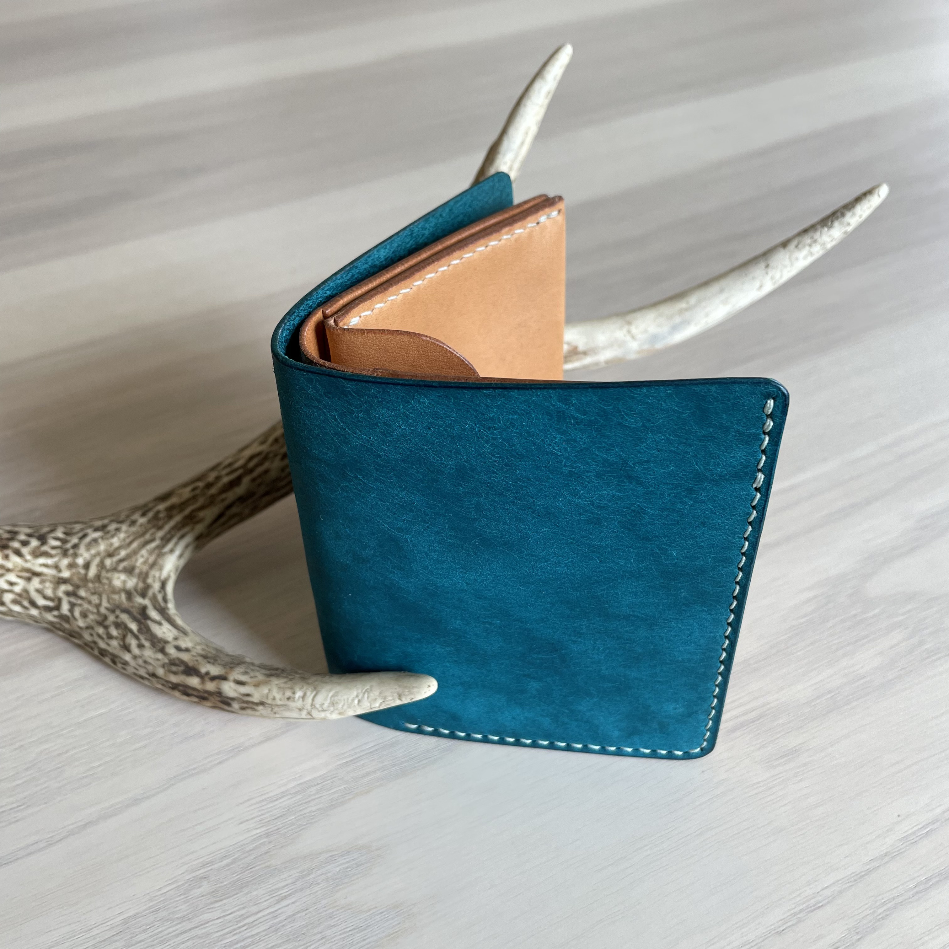 コンパクトウォレット二つ折り財布　革財布