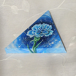 三角形キャンバス「青いカーネーション」 4枚目の画像