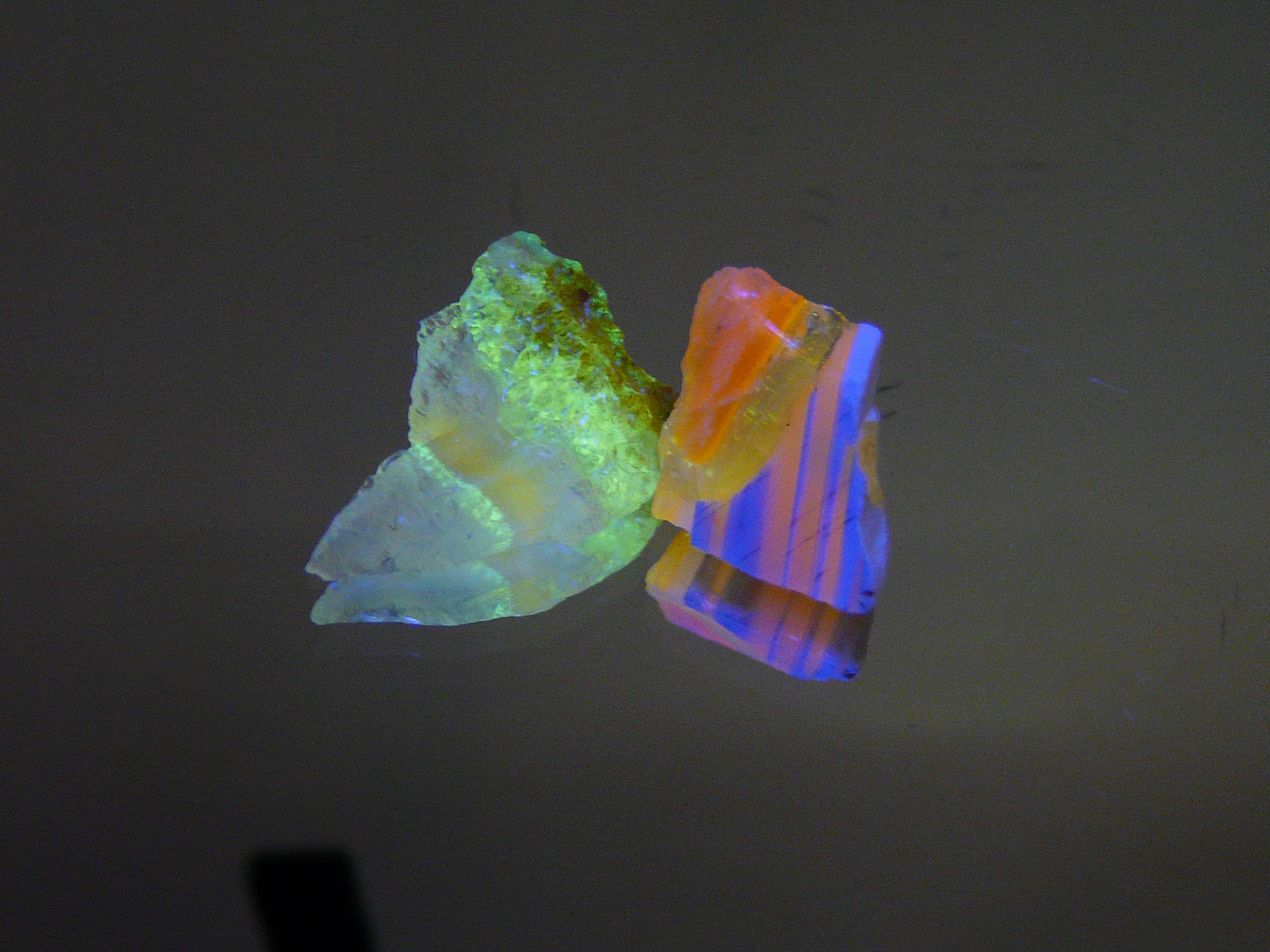 30303-11 北海道産出 ☆蛍光☆ (@_@) 磨き オパール原石 天然石 GEO