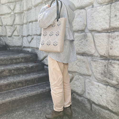 A4対応リネントートバッグ【モノトーン花】 刺し子・麻・帆布