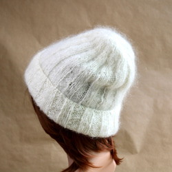リブ編みのふんわりニット帽　無着色ナチュラルホワイト（モヘア＆ウール） 5枚目の画像