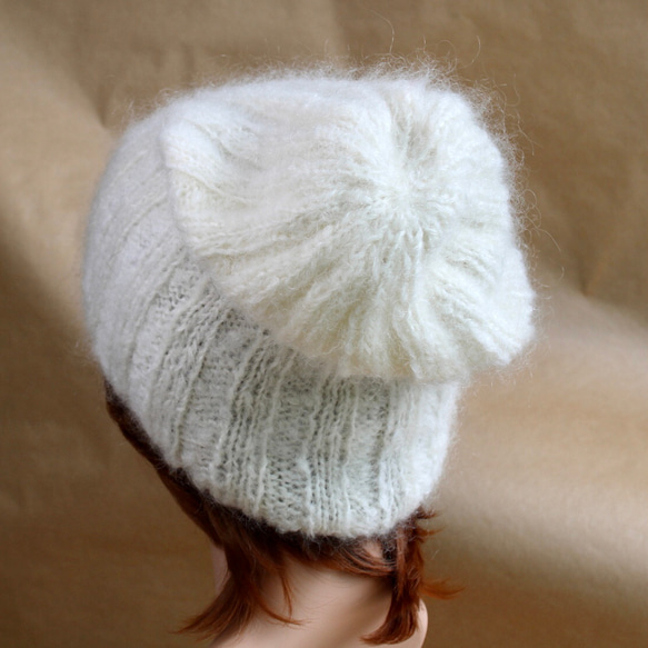 リブ編みのふんわりニット帽　無着色ナチュラルホワイト（モヘア＆ウール） 2枚目の画像