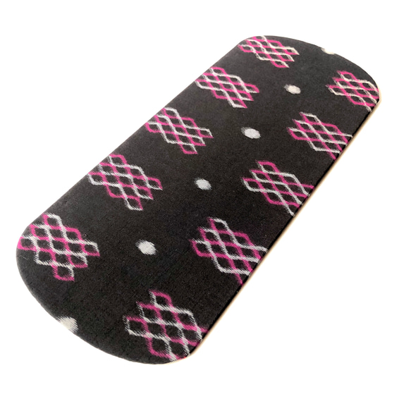 レトロな帯枕・帯板・仮紐・収納バッグセット　銘仙　黒地にピンクと灰の抽象模様 2枚目の画像