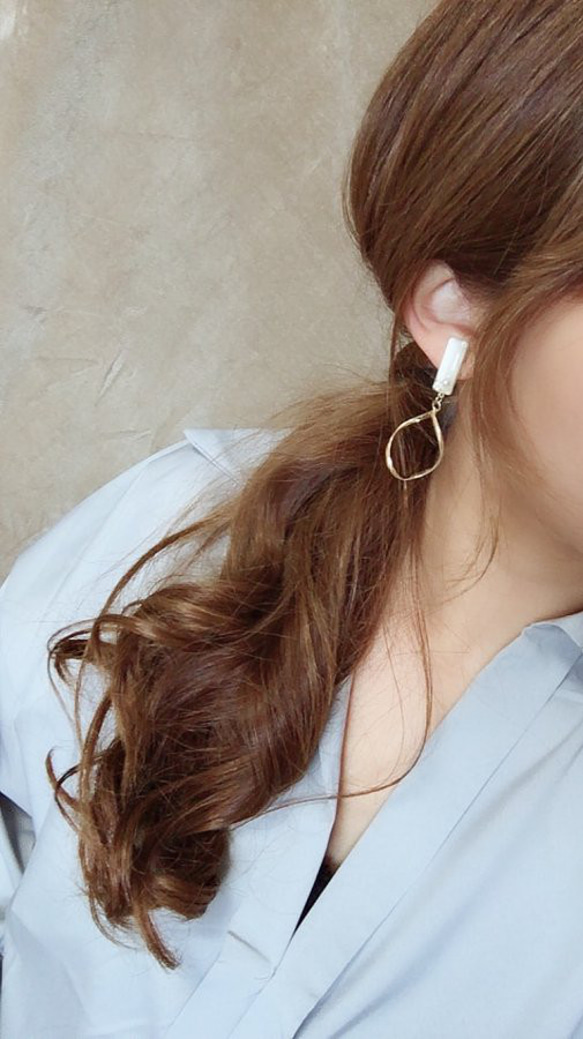 Bijou color stick twist hoop pierce/earring(Pearl White) 2枚目の画像