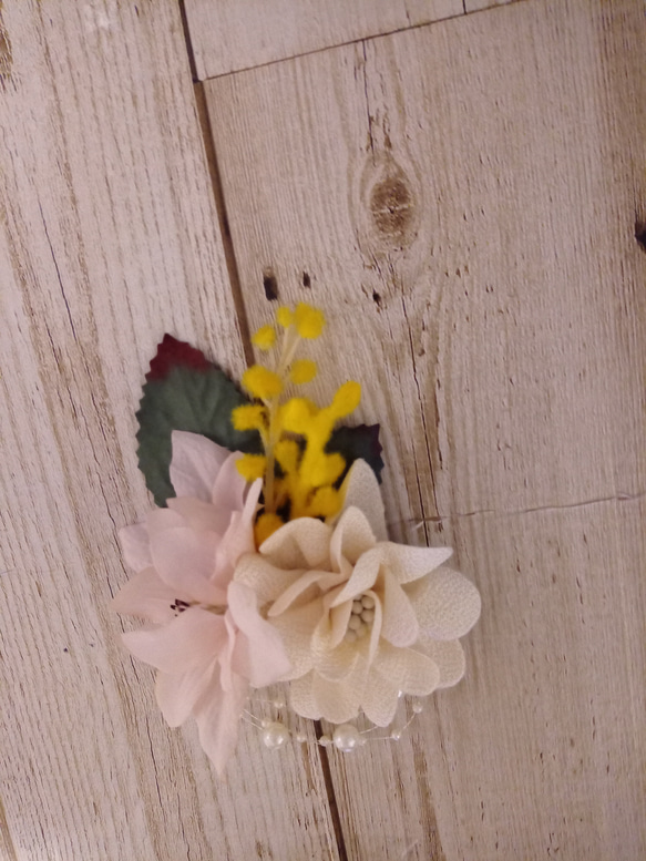 パール色布花とミモザのコサージュ　入学式　卒業式などに＾ー＾ 1枚目の画像