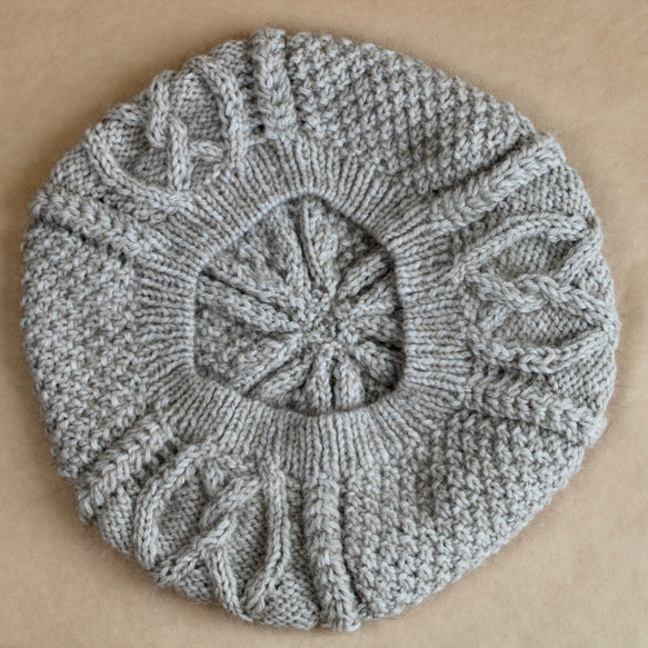 NZポッサム・メリノ　かのこ編み＆アラン模様の6枚パネルのニット帽　無着色ナチュラル 6枚目の画像