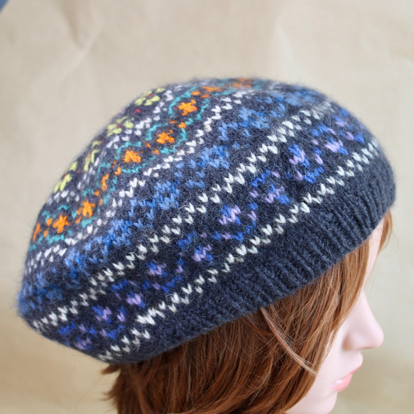 NZポッサム・メリノ　フェアアイル編み込み帽（ベレー帽）　チャコールグレーベース×編み込み模様 6枚目の画像
