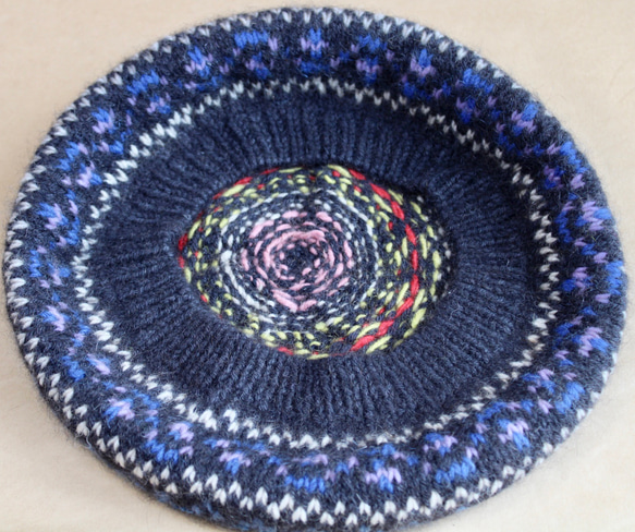 NZポッサム・メリノ　フェアアイル編み込み帽（ベレー帽）　チャコールグレーベース×編み込み模様 9枚目の画像
