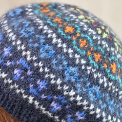 NZポッサム・メリノ　フェアアイル編み込み帽（ベレー帽）　チャコールグレーベース×編み込み模様 2枚目の画像