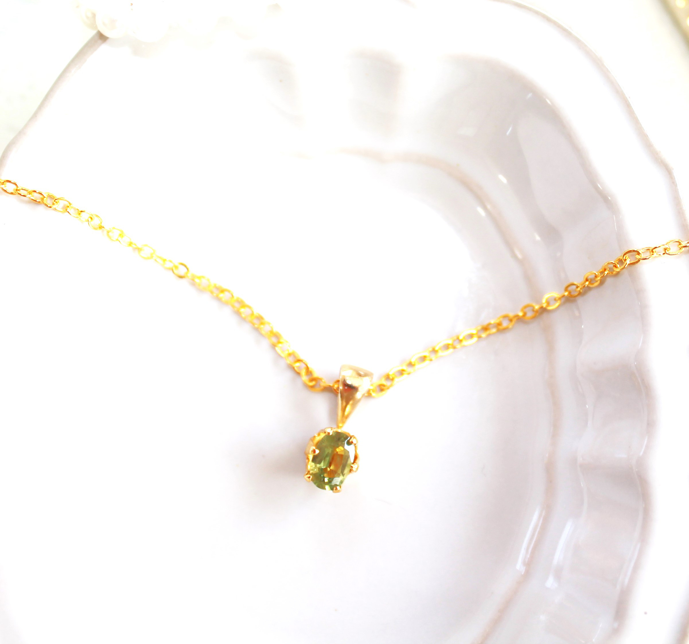 - choi kawa - Yellow Green Sapphire Necklace