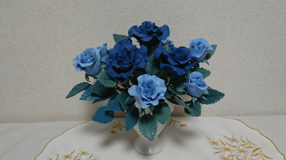 クレイアート　青いバラのフラワーアレンジメント 色使いとしては珍しい濃淡の色違いの青いバラ 9枚目の画像
