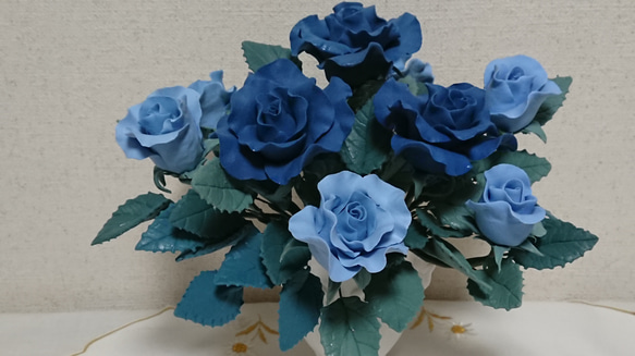 クレイアート　青いバラのフラワーアレンジメント 色使いとしては珍しい濃淡の色違いの青いバラ 4枚目の画像