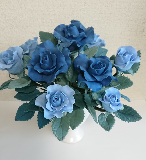 クレイアート　青いバラのフラワーアレンジメント 色使いとしては珍しい濃淡の色違いの青いバラ 5枚目の画像