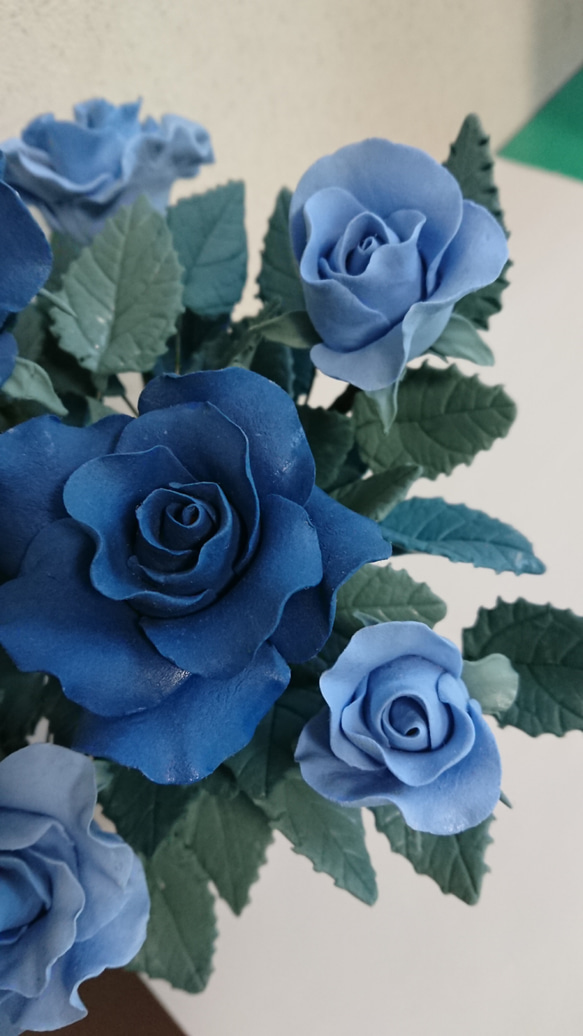 クレイアート　青いバラのフラワーアレンジメント 色使いとしては珍しい濃淡の色違いの青いバラ 7枚目の画像