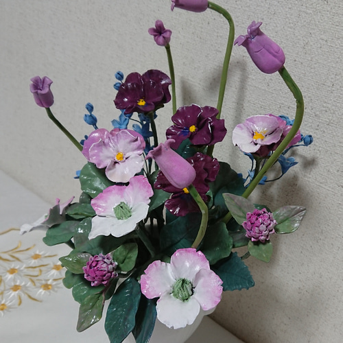 ハンドメイド　クレイフラワー　アレンジメント クレイアート パンジーとハナミズキのフラワーアレンジメント パンジー