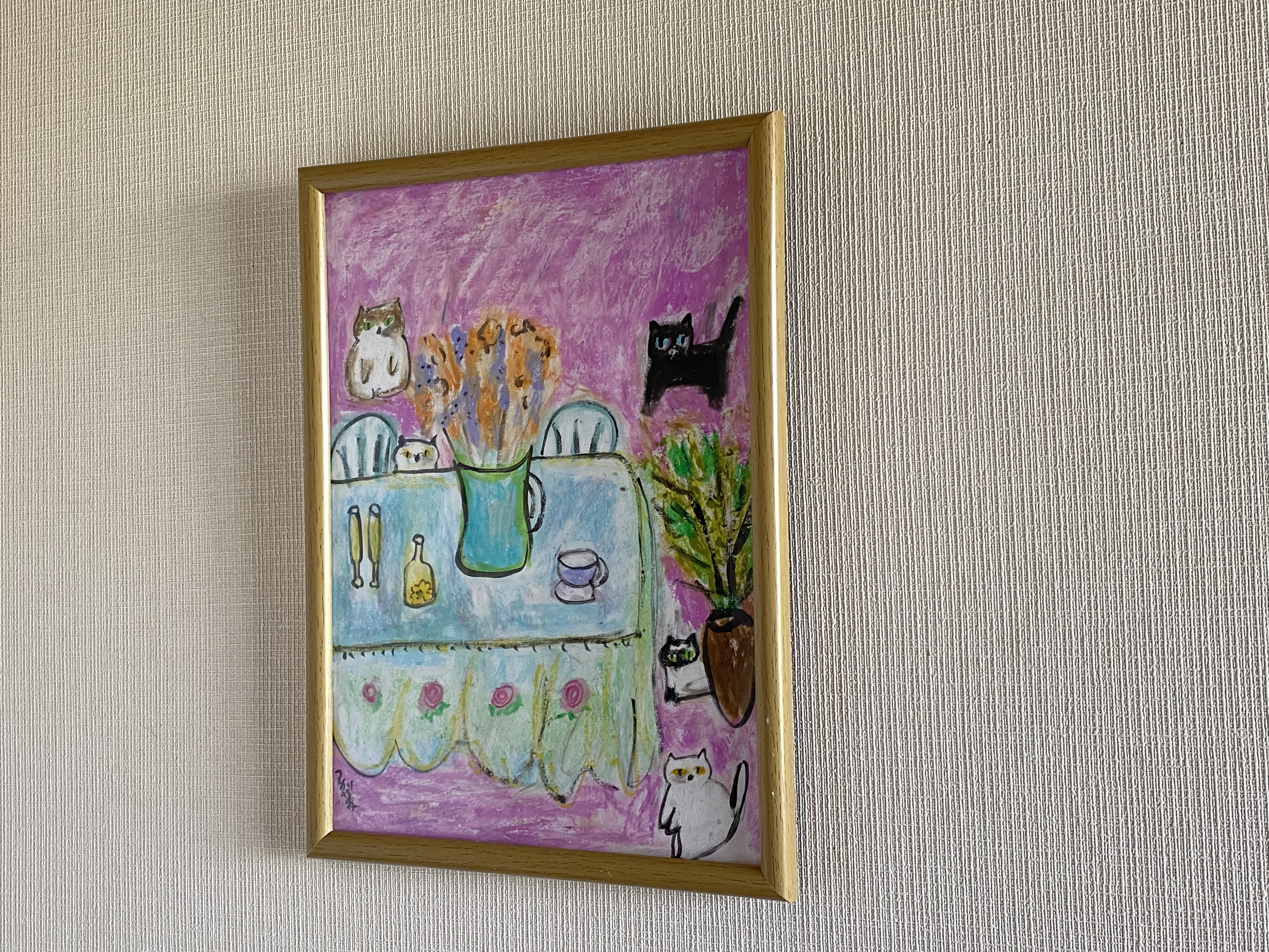 絵画 。手描き【猫たちはテーブルの周りで花瓶の中のきれいな花を見ている】 絵画 。手描き【猫たちはテーブルの周りで花瓶の中のきれいな花