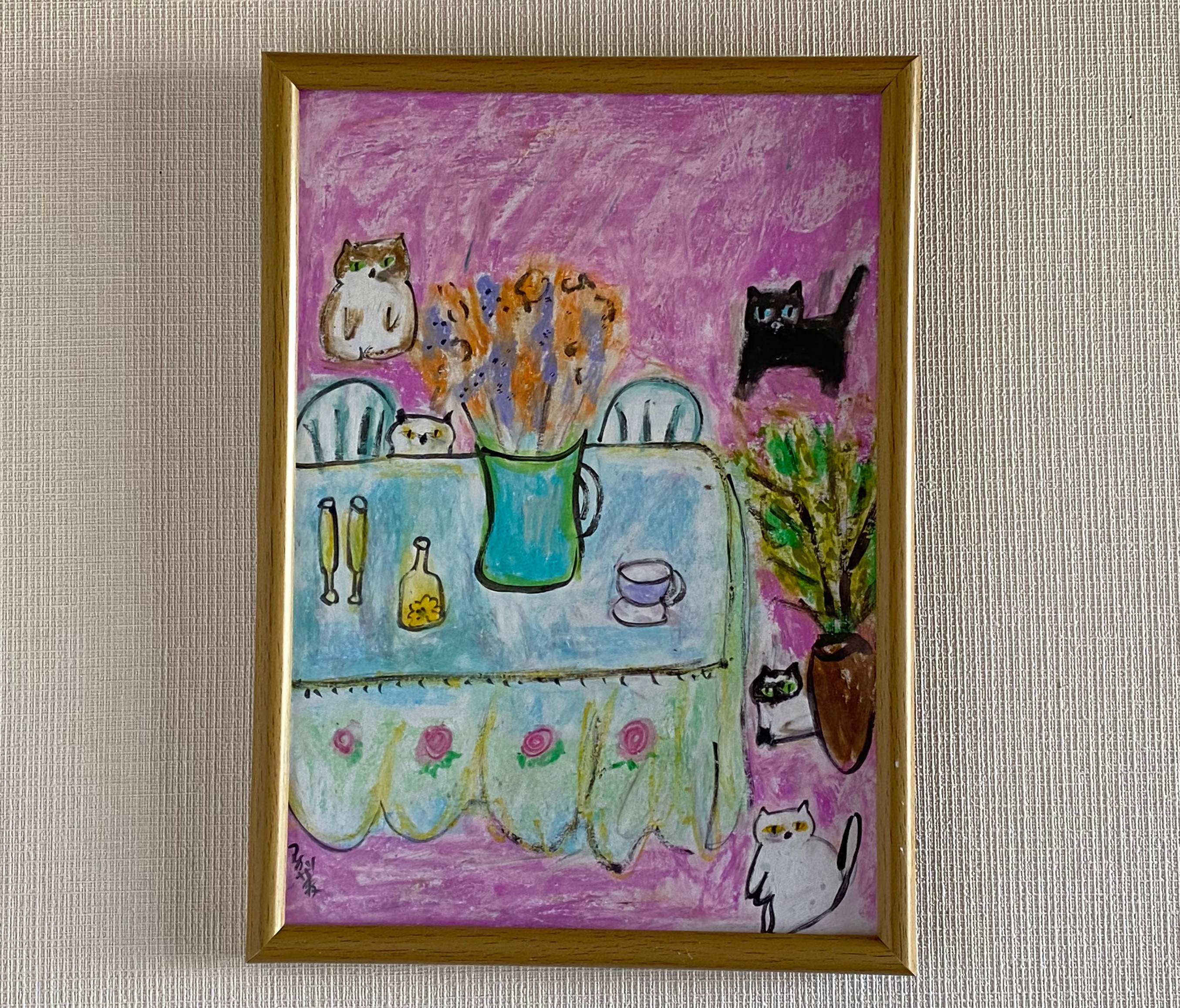 絵画 。手描き【猫たちはテーブルの周りで花瓶の中のきれいな花を見ている】 絵画 。手描き【猫たちはテーブルの周りで花瓶の中のきれいな花