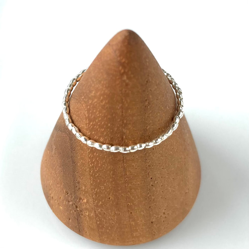 カレンシルバーの1mmライス型ビーズの超極細ピンキーリング