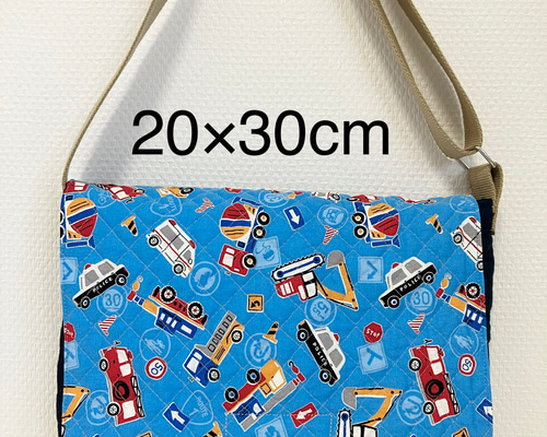 手作り☆通園ショルダーバッグ☆Sサイズ☆可愛い車のパッチワーク柄&合皮 働く車柄キルティングショルダーバッグ 通園バック レッスンバッグ お