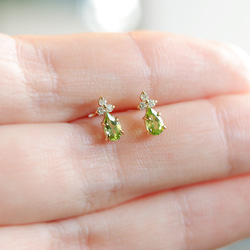 K18 橄欖石和鑽石柱式耳環 ~Ello Lilas~ 八月生日石 第3張的照片