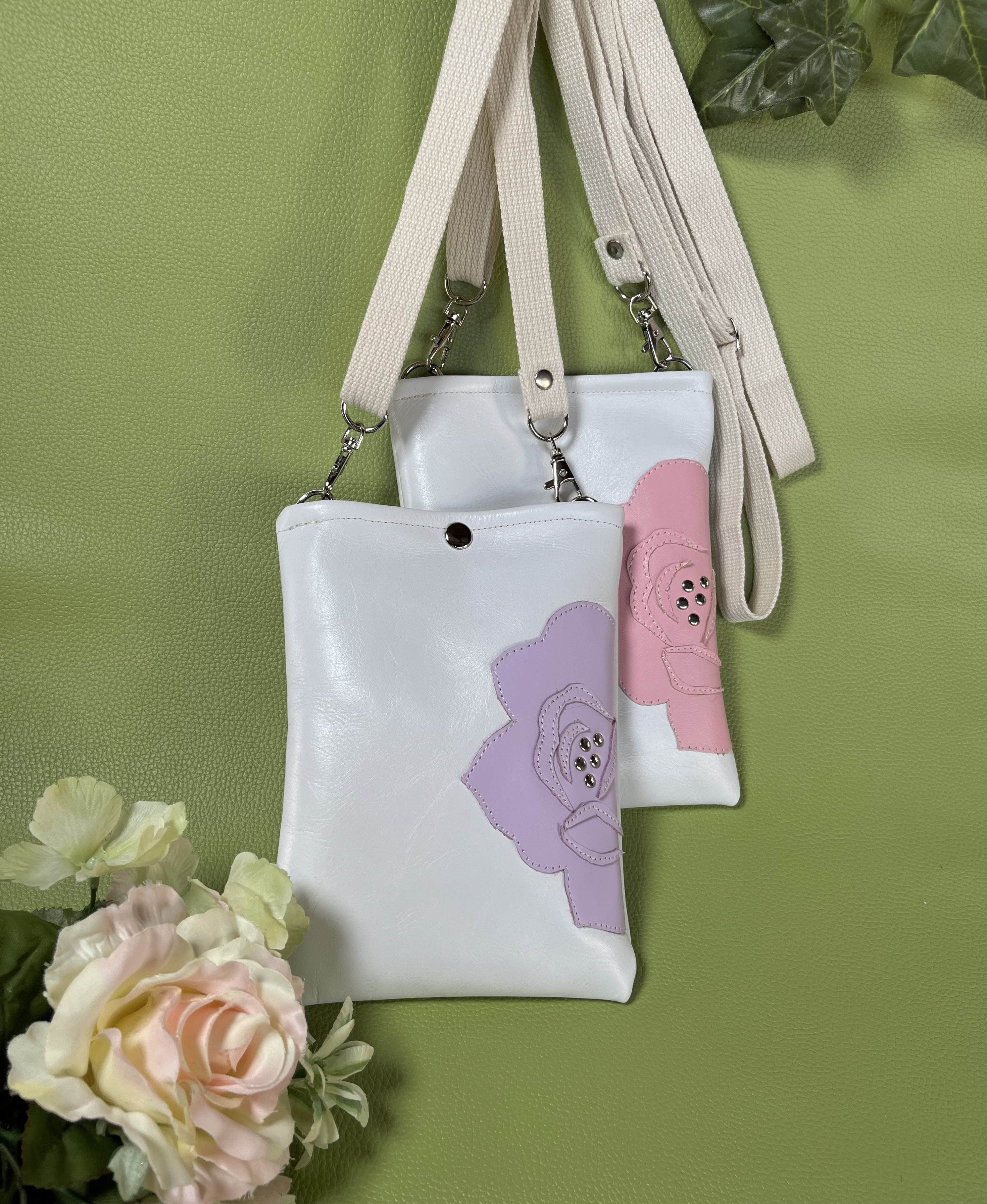 ５周年の感謝を薔薇に込めて ローズスマホポシェット 本革 内側シルク生地 バラスマホショルダー ばら柄サコッシュ 母の日