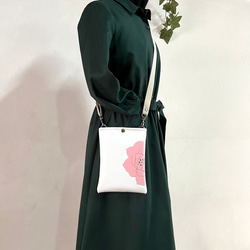 ３周年の感謝を薔薇に込めて ローズスマホポシェット 本革 内側シルク生地 バラスマホショルダー ばら柄サコッシュ 母の日 8枚目の画像