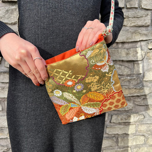 帯リメイク　リュック　オレンジがかったゴールドに花、蝶柄 袋帯　ポケットいっぱい obi-bag＊帯バッグ - 着物ドレス＊着物リメイクドレス専門店こはる