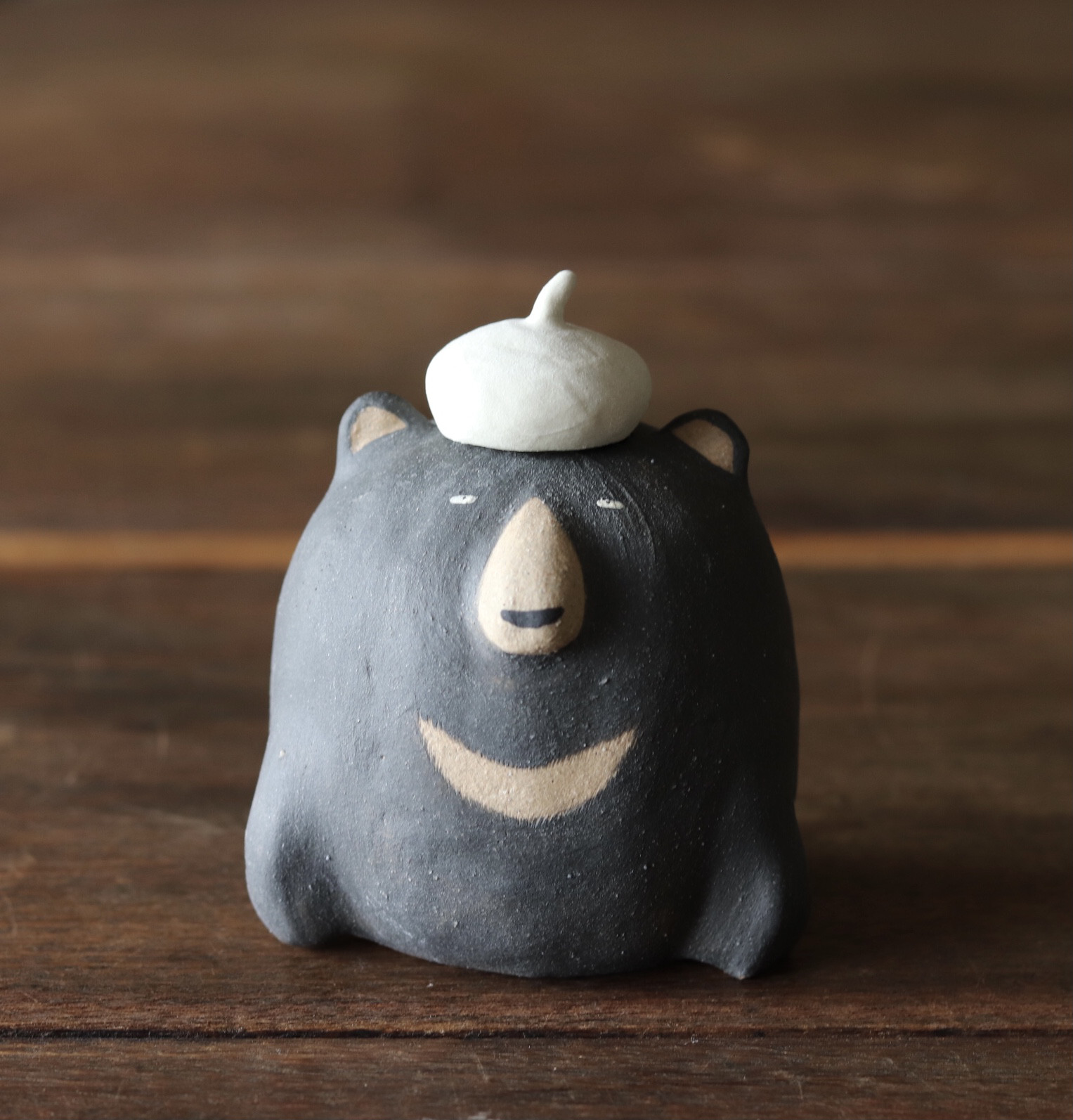 動物一輪挿し　ベレー帽を被ったツキノワグマ（受注生産）