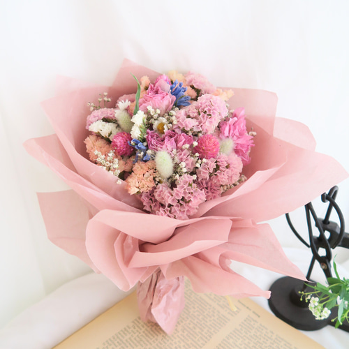 ドライフラワーꕤ︎︎バラとカーネーション スワッグꕤ︎︎花束 壁飾り ドライフラワースワッグ🌿☁️ 横長のデザインが可愛い白