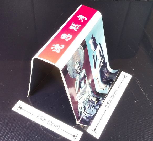 Smartphone stand with "Chinshi mokkou"  スマホスタンド「沈思黙考」 1枚目の画像
