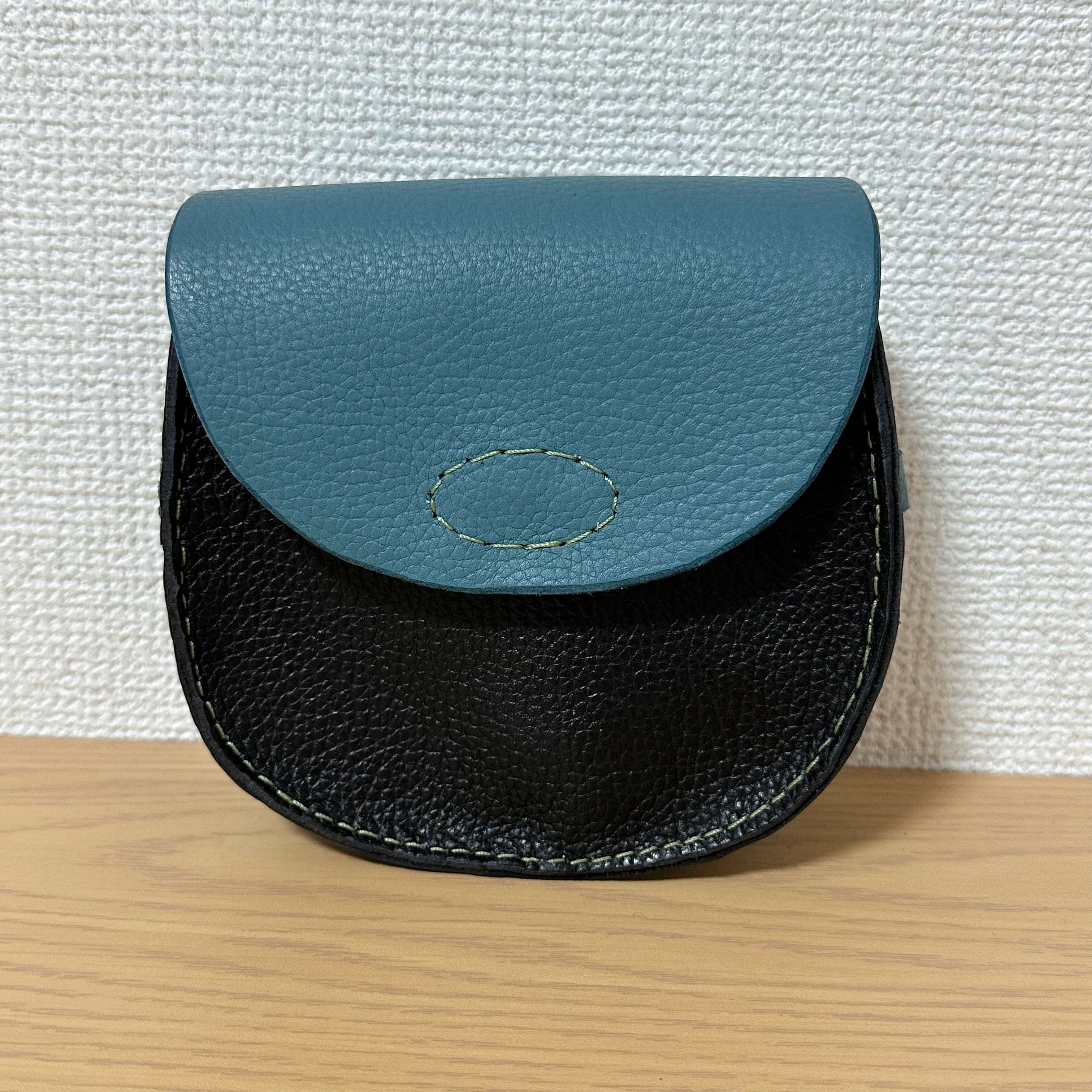 荷物の少ないあなたのための丸いパッチン手提げカバン