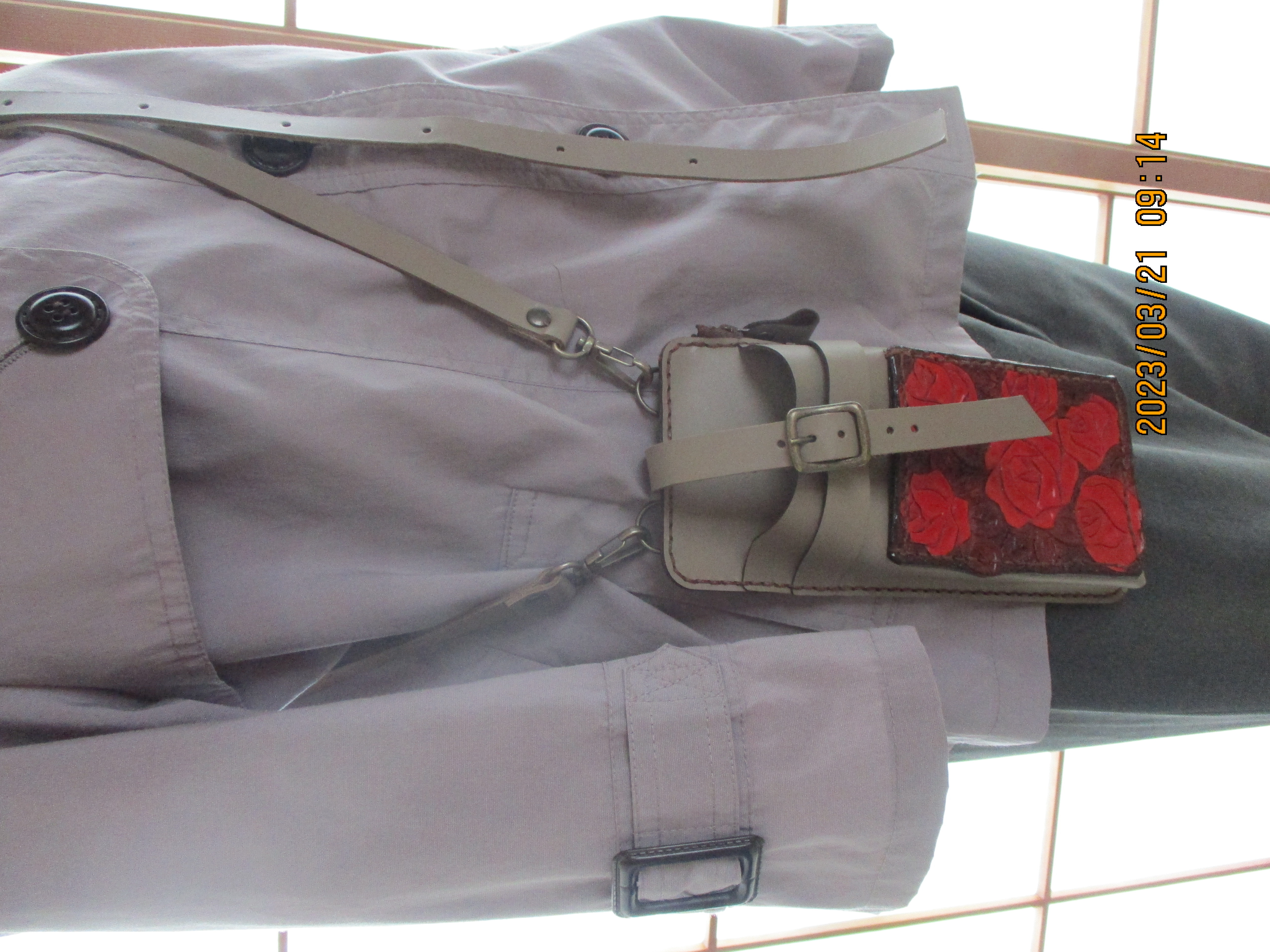 スマホポシェット　マグネットひも付き　グレープラス赤いバラ