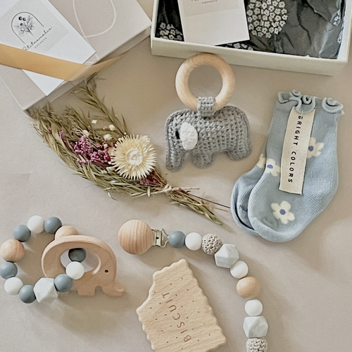 〔ハンドメイド〕ベビーギフトセット（ビブ・靴下・歯固め・クリップ） 9215f4e9682651769b2bbf944e340f