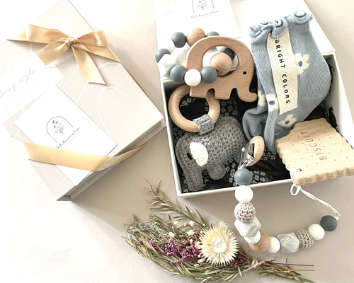 〔ハンドメイド〕ベビーギフトセット（ビブ・靴下・歯固め・クリップ） 歯固めリング おもちゃホルダー セット◇ おしゃぶりクリップ 歯固め