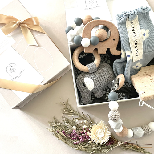 〔ハンドメイド〕ベビーギフトセット（ビブ・靴下・歯固め・クリップ） ハンドメイド〕ベビーギフトセット（ビブ・靴下・歯固め・クリップ）
