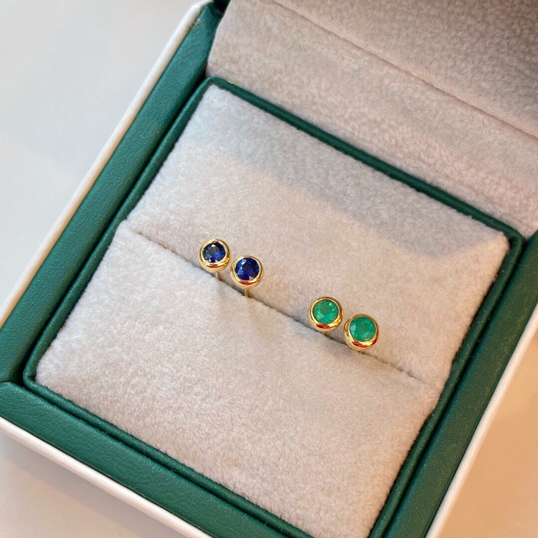 サファイア&エメラルド ミニサイズピアスk18 ピアス（スタッド・一粒