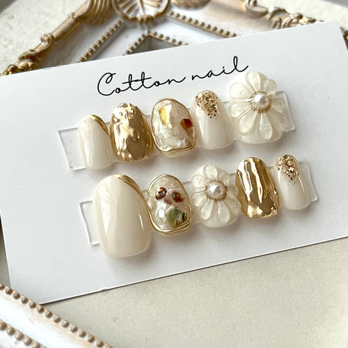現品】白のシェルネイルチップ⸜ ෆ ⸝‍ 大人可愛い ぷっくりフラワー