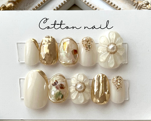 現品】白のシェルネイルチップ⸜ ෆ ⸝‍ 大人可愛い ぷっくりフラワー