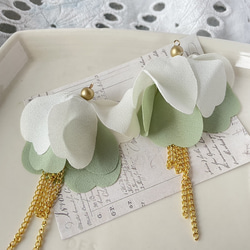 2pcs★charm・double petal & chain/white（花びらチャーム） 2枚目の画像