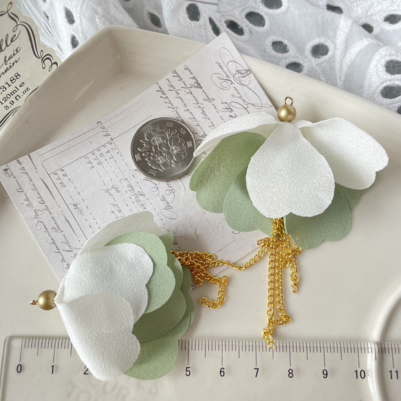 2pcs★charm・double petal & chain/white（花びらチャーム） 4枚目の画像