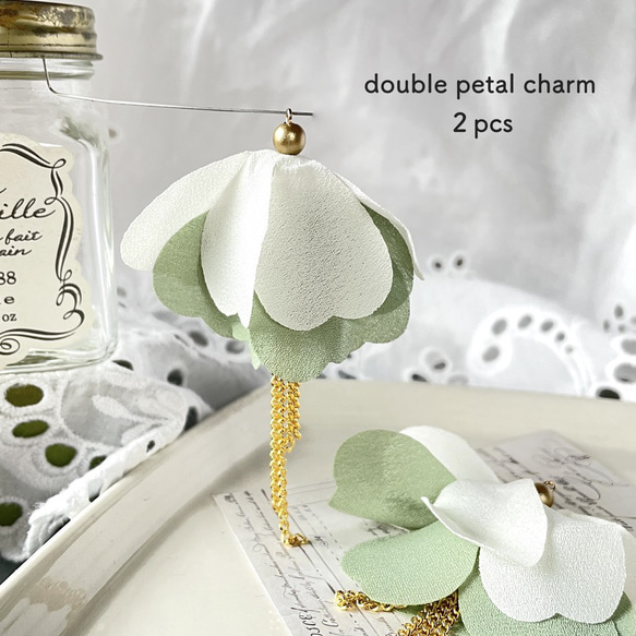 2pcs★charm・double petal & chain/white（花びらチャーム） 1枚目の画像