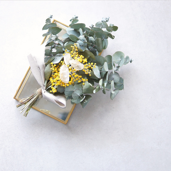 【母の日フラワー2023】ユーカリ&ミモザのスワッグ〜稀少花材ルナリアを添えて〜 11枚目の画像