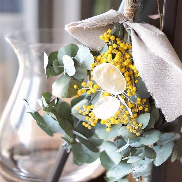 【母の日フラワー2023】ユーカリ&ミモザのスワッグ〜稀少花材ルナリアを添えて〜 12枚目の画像
