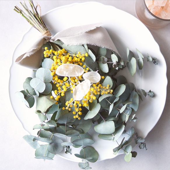 【母の日フラワー2023】ユーカリ&ミモザのスワッグ〜稀少花材ルナリアを添えて〜 3枚目の画像