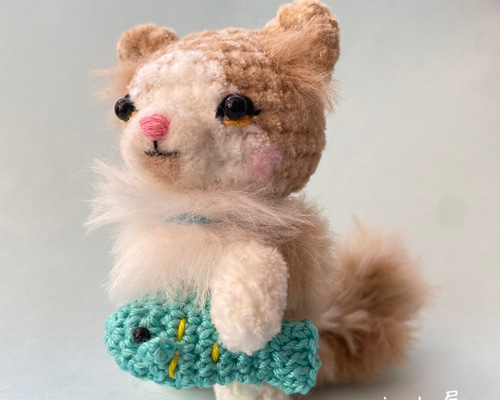 【MIHOページ】お座りの白猫さんとお散歩中の茶白猫さんのあみぐるみ 1_31ede1020601f20d41818e00b144