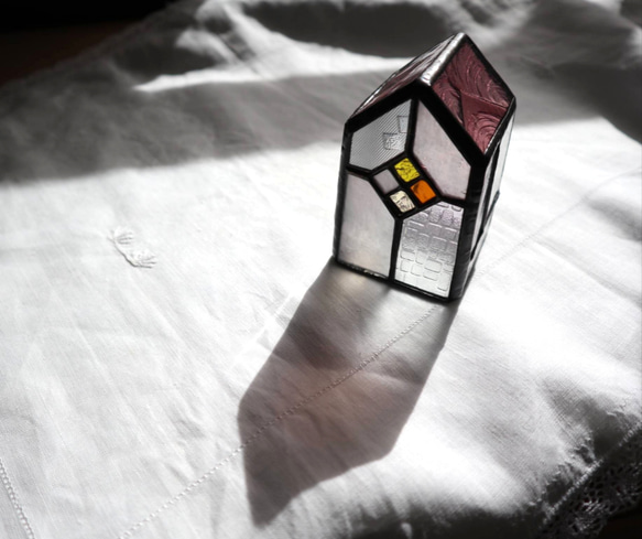 ステンドグラス窓の小さな家 〔葡萄色の屋根〕 1枚目の画像